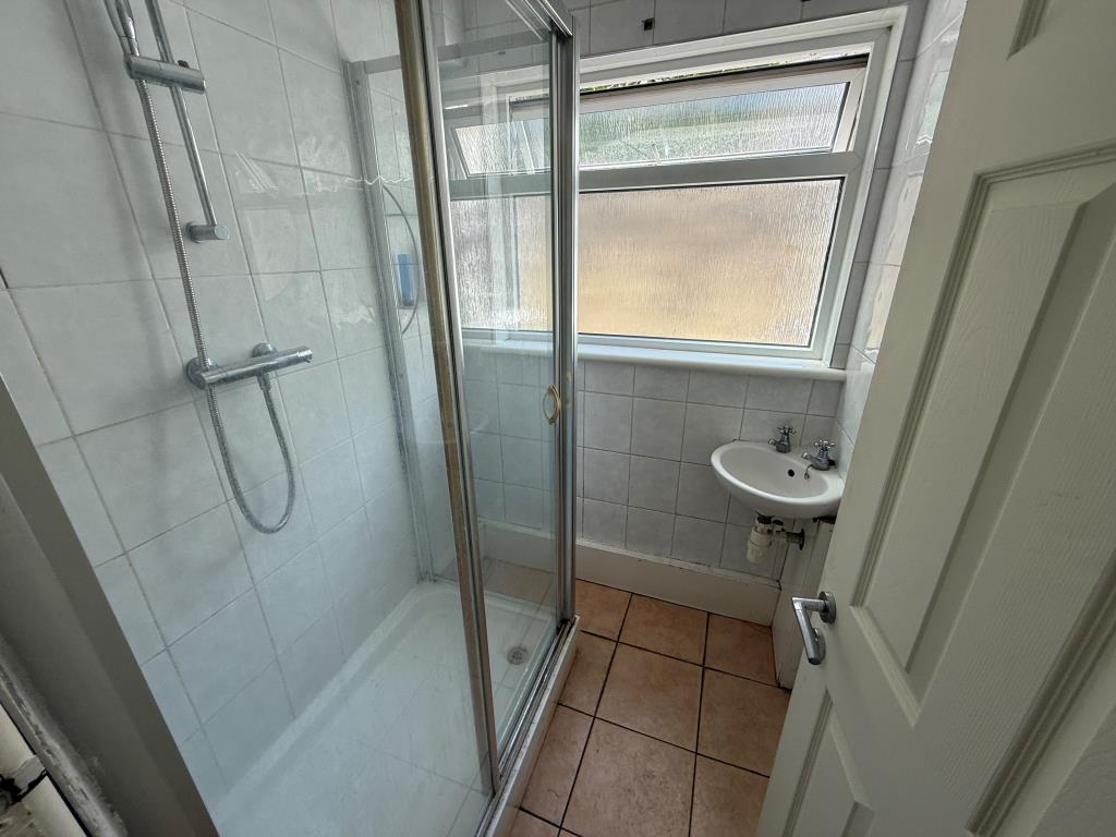 Lot: 121 - SIX-BEDROOM FORMER HMO - Shower room